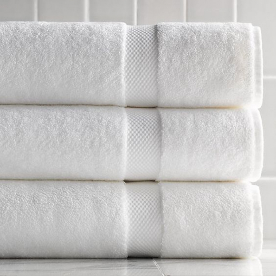 White полотенца. Белое полотенце. Белоснежный санузел полотенец. Полотенце бело серыми квадратами. Черно белые полотенца для ванной.